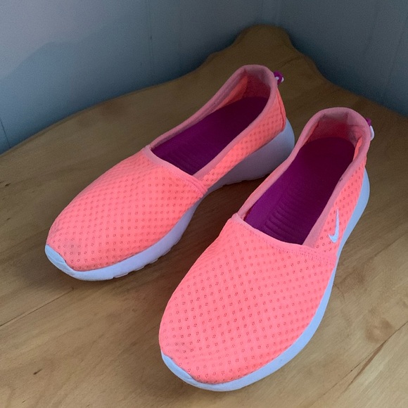 Nike Shoes - Nike Roshe Run One Slip slip on mesh coral sneaker women’s size 9 GUC casual